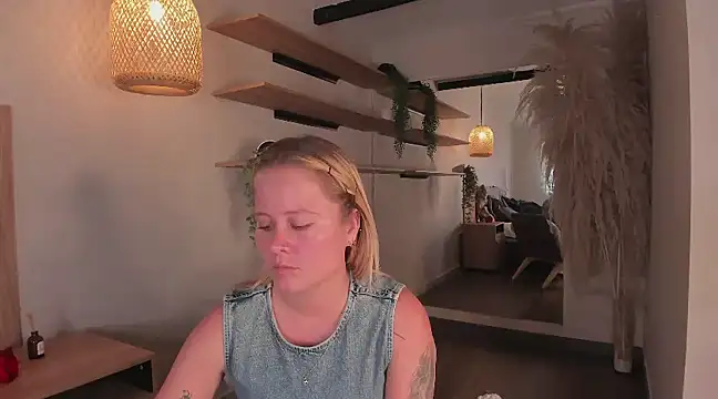 stefanny ruiz  online show from 03/15/25, 03:27