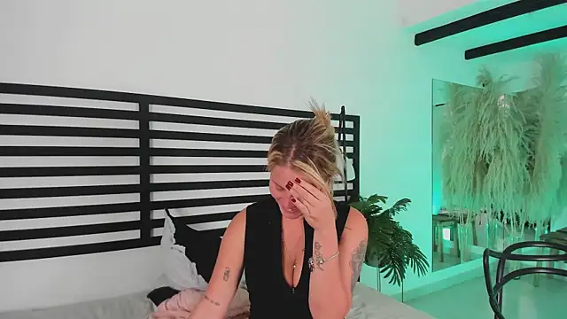 stefanny ruiz  online show from 01/28/25, 06:28