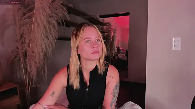 stefanny ruiz  online show from 03/11/25, 12:17