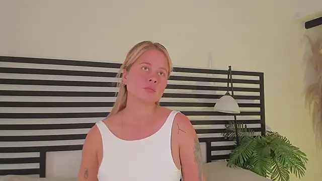 stefanny ruiz  online show from 02/17/25, 03:55