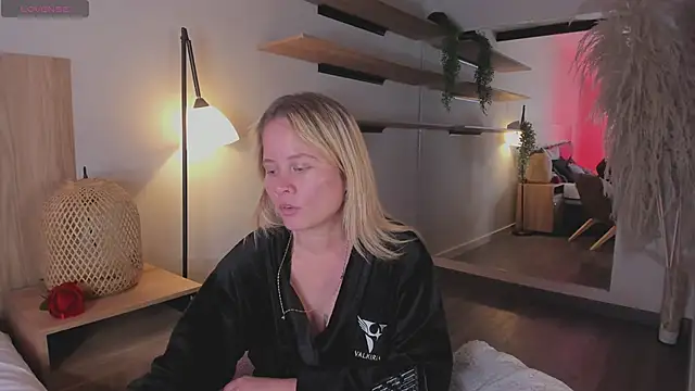 stefanny ruiz  online show from 03/13/25, 04:23