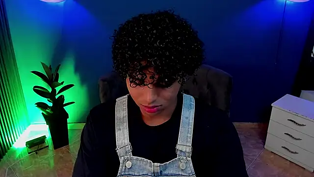 Snapshot of Noah_Smith04 chatting on 10/20/25, 12:17 Noah Smith04 online show from 10/20/25, 12:17