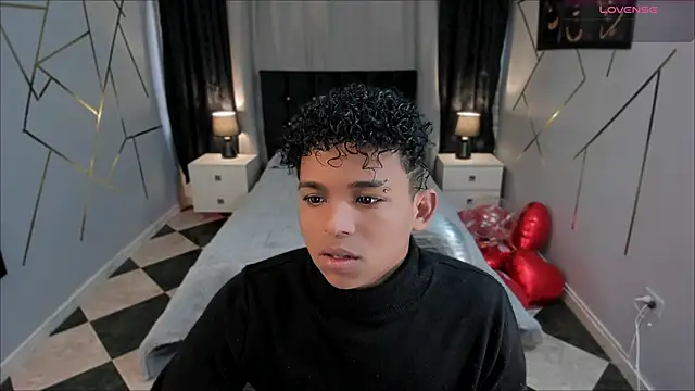 Snapshot of Noah_Smith04 chatting on 02/19/25, 12:44 Noah Smith04 online show from 02/19/25, 12:44