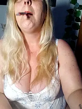 BecciDeluxe online show from 04/17/26, 10:01