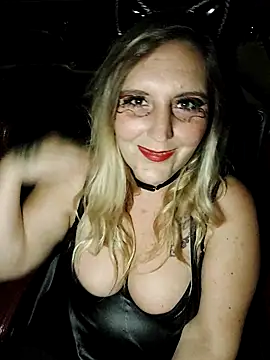 BecciDeluxe online show from 10/31/25, 09:00