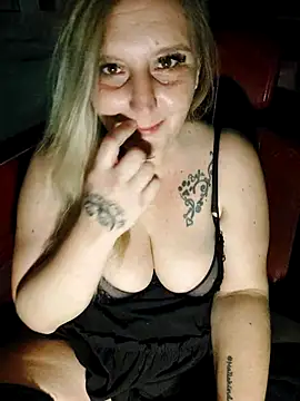 BecciDeluxe online show from 11/28/25, 08:20