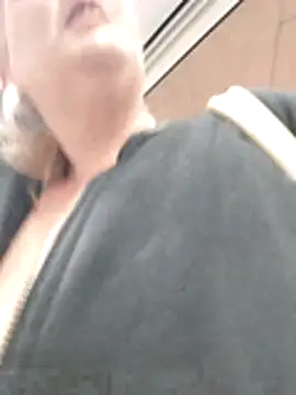 BecciDeluxe online show from 12/17/25, 03:39