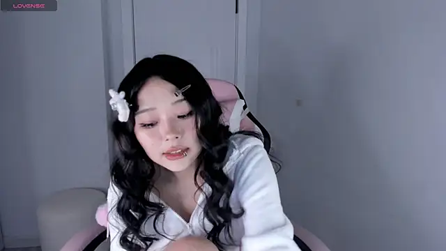 Snapshot of hee_young11 chatting on 11/21/25, 05:34 hee young11 online show from 11/21/25, 05:34