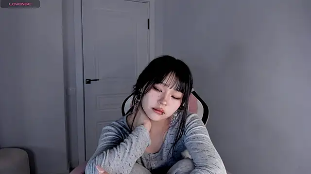 Snapshot of hee_young11 chatting on 11/14/25, 08:18 hee young11 online show from 11/14/25, 08:18