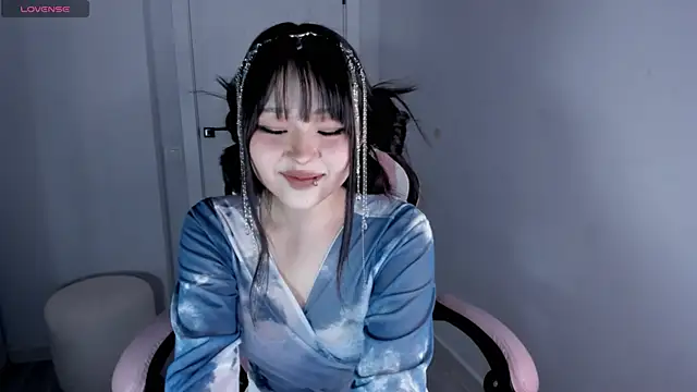 Snapshot of hee_young11 chatting on 10/25/25, 05:35 hee young11 online show from 10/25/25, 05:35