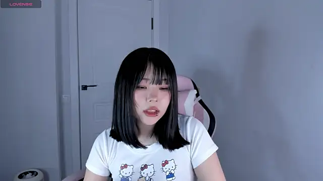 Snapshot of hee_young11 chatting on 12/05/25, 09:23 hee young11 online show from 12/05/25, 09:23