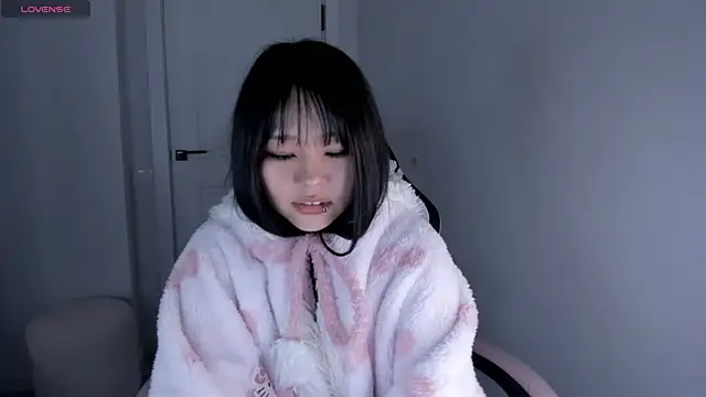 Snapshot of hee_young11 chatting on 11/06/25, 01:31 hee young11 online show from 11/06/25, 01:31