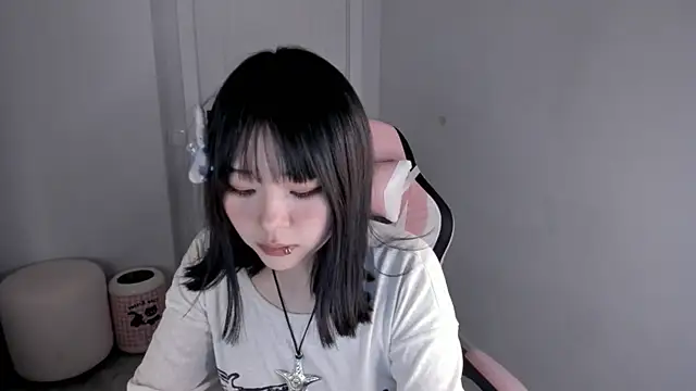 Snapshot of hee_young11 chatting on 11/26/25, 08:20 hee young11 online show from 11/26/25, 08:20