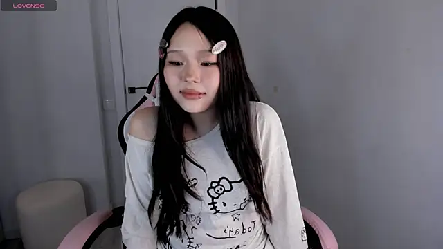 Snapshot of hee_young11 chatting on 10/19/25, 03:48 hee young11 online show from 10/19/25, 03:48