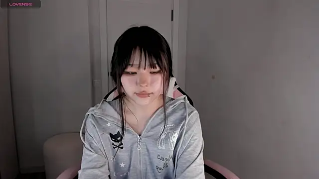 Snapshot of hee_young11 chatting on 11/08/25, 11:08 hee young11 online show from 11/08/25, 11:08