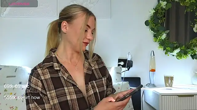 Snapshot of Maria_Shy chatting on 09/10/25, 09:08 Maria Shy online show from 09/10/25, 09:08