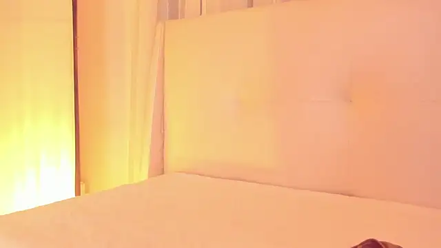 Snapshot of your_khloe chatting on 10/11/25, 01:45 your khloe online show from 10/11/25, 01:45