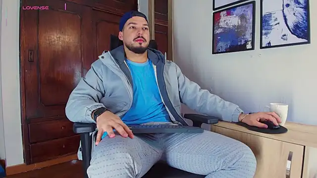 Snapshot of HenryBenso chatting on 11/16/25, 09:58 HenryBenso online show from 11/16/25, 09:58