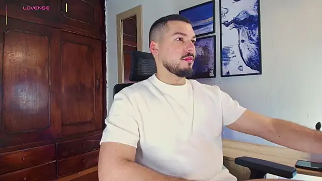 Snapshot of HenryBenso chatting on 11/15/25, 09:57 HenryBenso online show from 11/15/25, 09:57