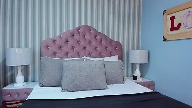 Snapshot of SuzanSmithh chatting on 02/13/26, 12:05 SuzanSmithh online show from 02/13/26, 12:05