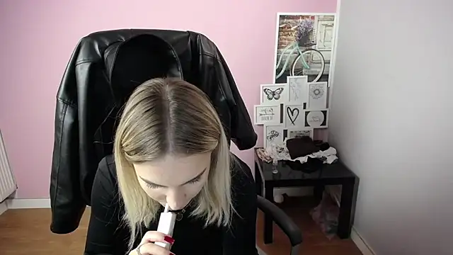 Snapshot of viktoria_lovely chatting on 10/17/25, 09:56 viktoria lovely online show from 10/17/25, 09:56