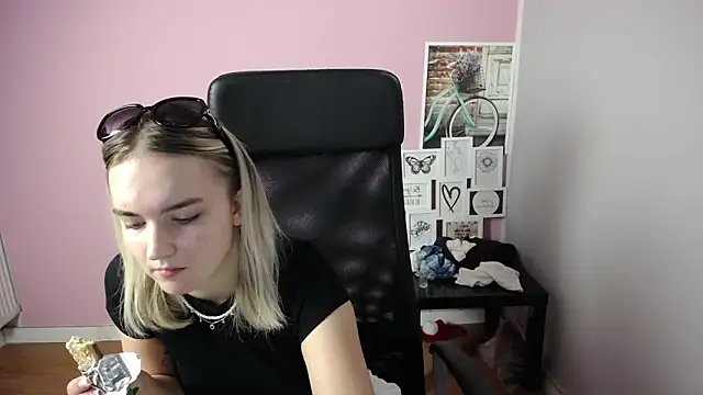 Snapshot of viktoria_lovely chatting on 09/20/25, 09:25 viktoria lovely online show from 09/20/25, 09:25