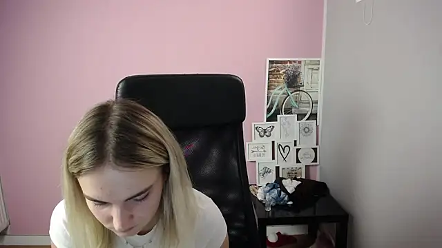 Snapshot of viktoria_lovely chatting on 09/19/25, 09:57 viktoria lovely online show from 09/19/25, 09:57