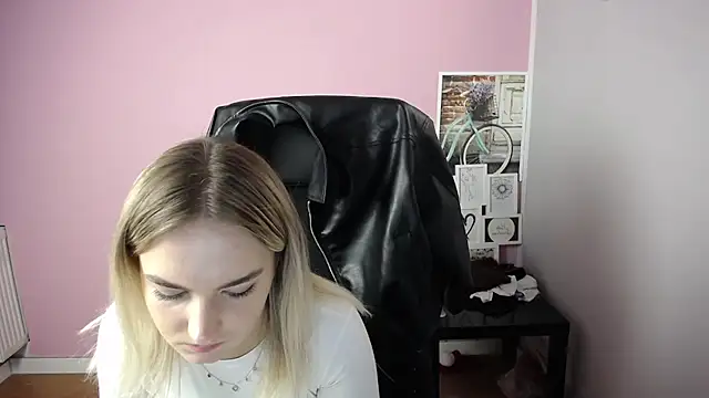 Snapshot of viktoria_lovely chatting on 10/21/25, 08:58 viktoria lovely online show from 10/21/25, 08:58