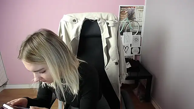 Snapshot of viktoria_lovely chatting on 10/06/25, 07:09 viktoria lovely online show from 10/06/25, 07:09