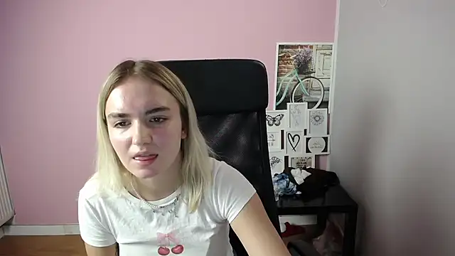 Snapshot of viktoria_lovely chatting on 09/22/25, 07:47 viktoria lovely online show from 09/22/25, 07:47