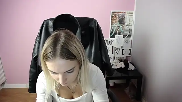 Snapshot of viktoria_lovely chatting on 10/13/25, 11:23 viktoria lovely online show from 10/13/25, 11:23