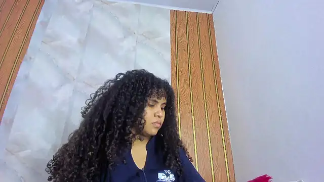 Snapshot of makena18 chatting on 09/25/25, 02:01 makena18 online show from 09/25/25, 02:01