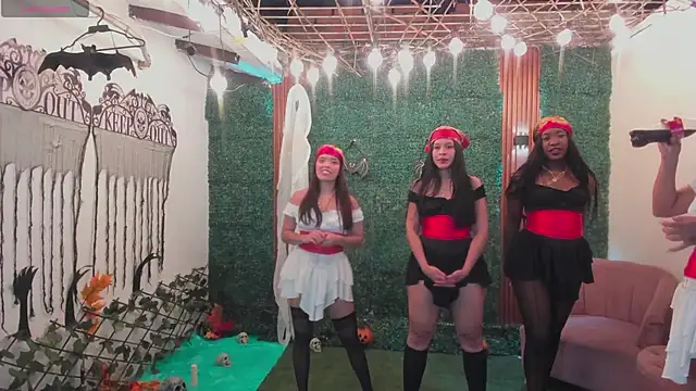 Snapshot of aidaadams chatting on 10/31/25, 04:20 aidaadams online show from 10/31/25, 04:20