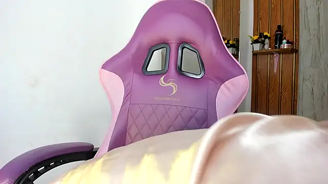 Snapshot of Alika01 chatting on 01/19/26, 01:48 Alika01 online show from 01/19/26, 01:48