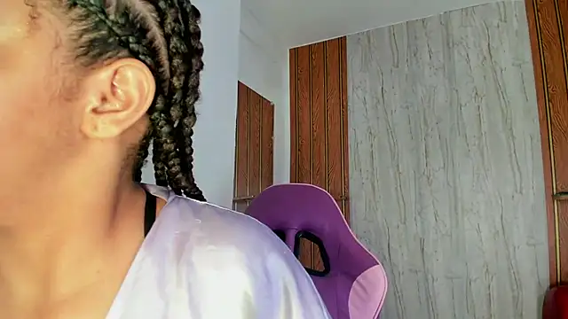 Snapshot of Alika01 chatting on 10/04/25, 01:45 Alika01 online show from 10/04/25, 01:45