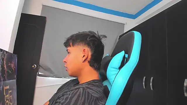 Snapshot of Bray_Kevin chatting on 10/31/25, 05:20 Bray Kevin online show from 10/31/25, 05:20