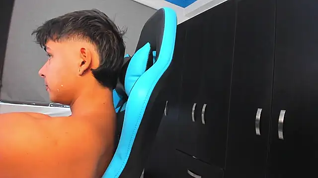 Snapshot of Bray_Kevin chatting on 10/22/25, 05:01 Bray Kevin online show from 10/22/25, 05:01