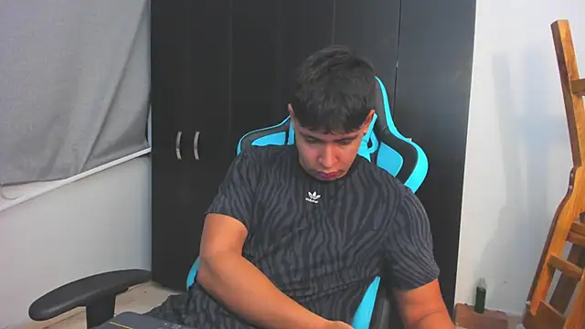 Snapshot of Bray_Kevin chatting on 12/04/25, 03:49 Bray Kevin online show from 12/04/25, 03:49