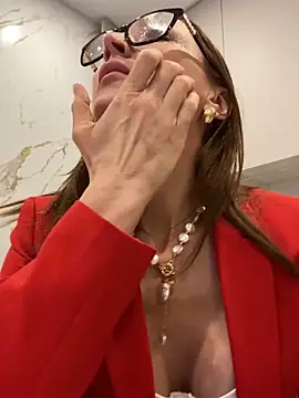 Snapshot of LauraDavis chatting on 03/02/26, 05:09 LauraDavis online show from 03/02/26, 05:09