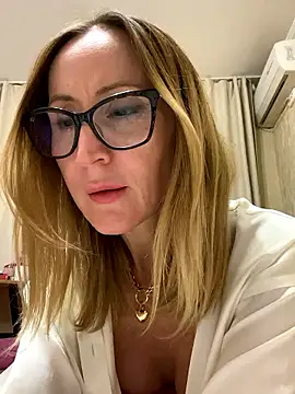 Snapshot of LauraDavis chatting on 01/14/26, 04:43 LauraDavis online show from 01/14/26, 04:43