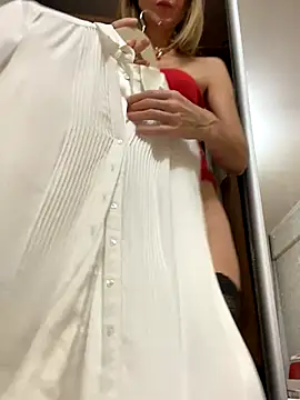 Snapshot of LauraDavis chatting on 12/03/25, 07:35 LauraDavis online show from 12/03/25, 07:35