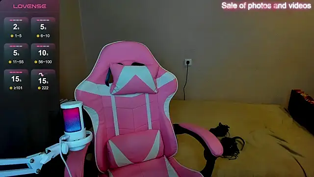 Snapshot of SaraXray chatting on 09/08/25, 03:44 SaraXray online show from 09/08/25, 03:44