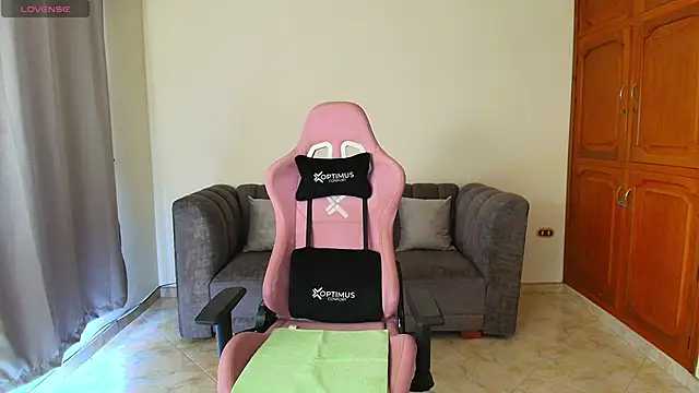 Snapshot of lili_jade222 chatting on 02/14/26, 01:33 lili jade222 online show from 02/14/26, 01:33