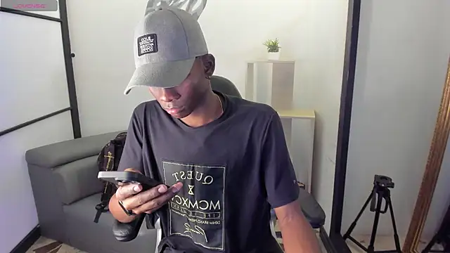 Snapshot of JacksonMuller_ chatting on 11/12/25, 01:04 JacksonMuller online show from 11/12/25, 01:04