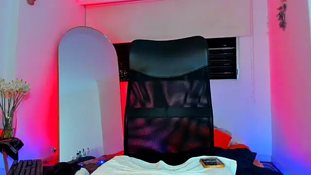 Snapshot of Your__hero1 chatting on 10/15/25, 01:37 Your  hero1 online show from 10/15/25, 01:37