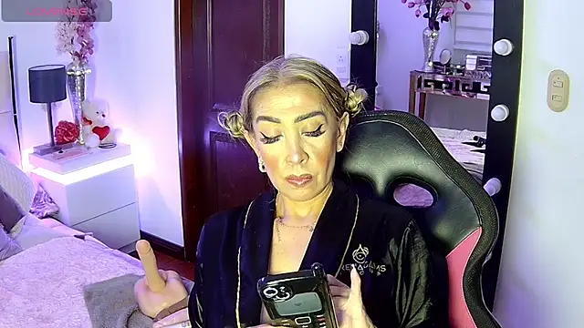 Snapshot of EvelinaGrey chatting on 11/22/25, 10:19 EvelinaGrey online show from 11/22/25, 10:19