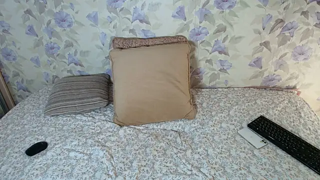 Snapshot of Louise_Lavender chatting on 06/25/26, 01:58 Louise Lavender online show from 06/25/26, 01:58