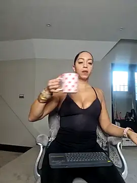 QueenTricks1 online show from 12/03/25, 08:47