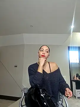 Snapshot of QueenTricks1 chatting on 12/19/25, 09:00 QueenTricks1 online show from 12/19/25, 09:00