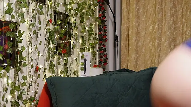 Snapshot of NaughtYHomemadE chatting on 02/15/26, 07:42 NaughtYHomemadE online show from 02/15/26, 07:42